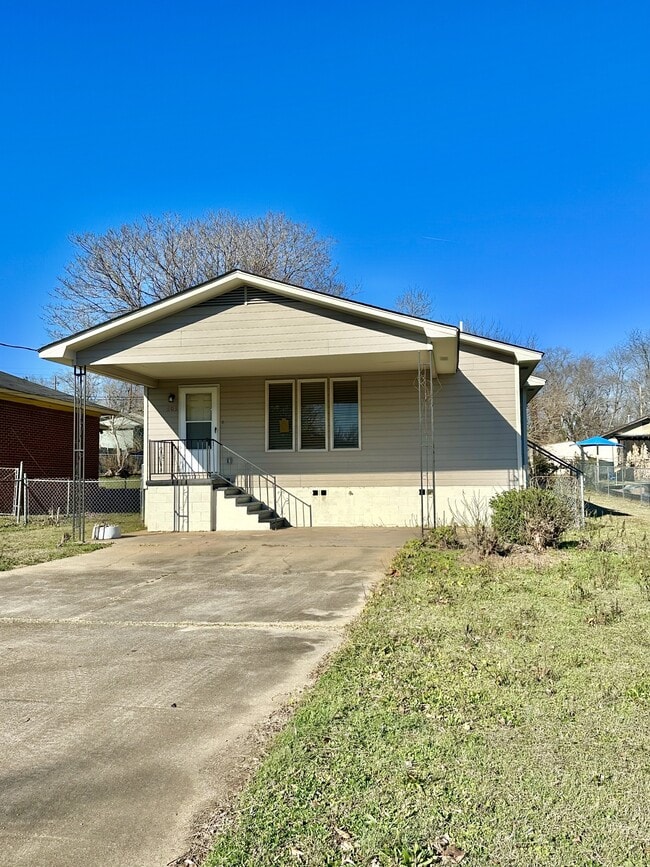 Building Photo - 903 Rose Ave