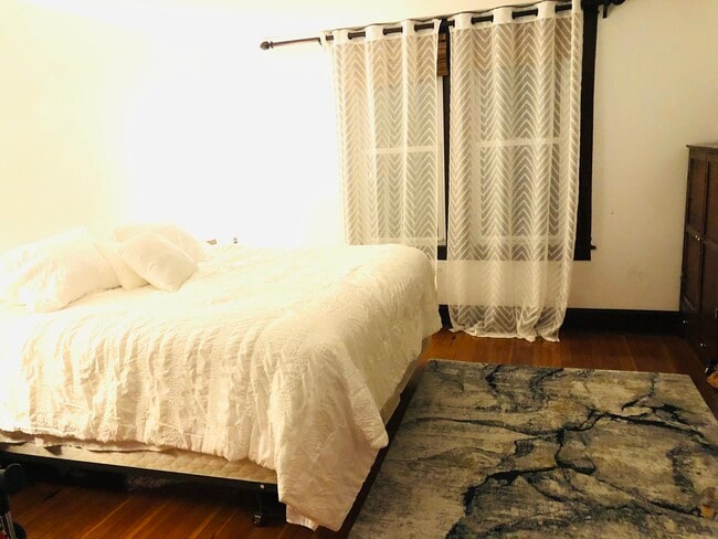 Dormitorio - 823 W Miner St