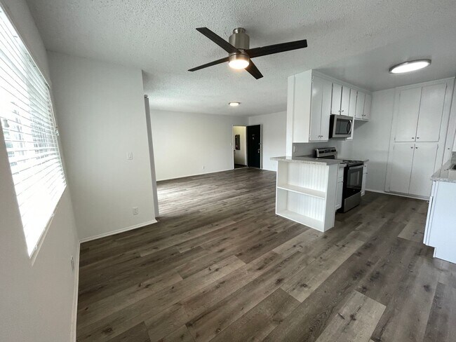 Photo - 20317 Saticoy St