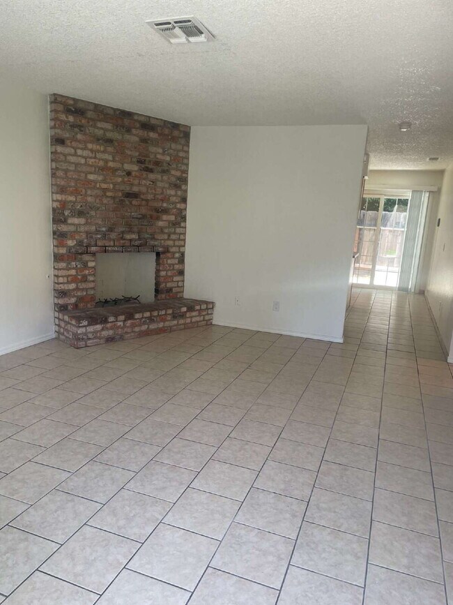 Move in Special! "$200 of 1st months rent"  Cozy 2 Bedroom Apartment in N Merced