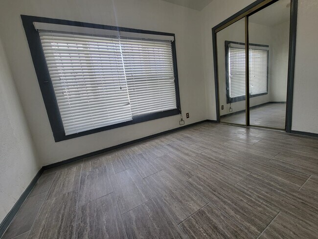 Photo - 1315 W 101st St House