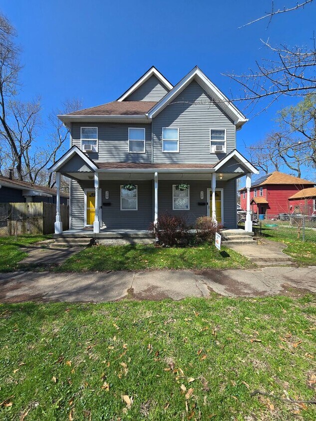 Three Bedroom Duplex located Near Washingt... - Three Bedroom Duplex located Near Washingt...