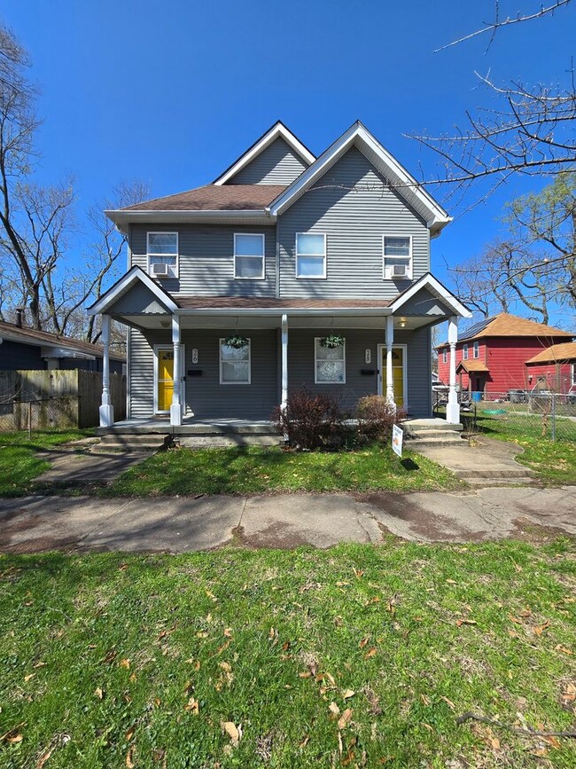 Three Bedroom Duplex located Near Washingt... - Three Bedroom Duplex located Near Washingt... House