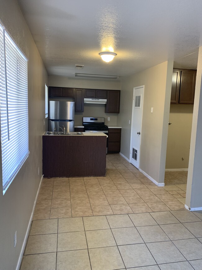 Building Photo - 1047-1065 W 19th St Rental