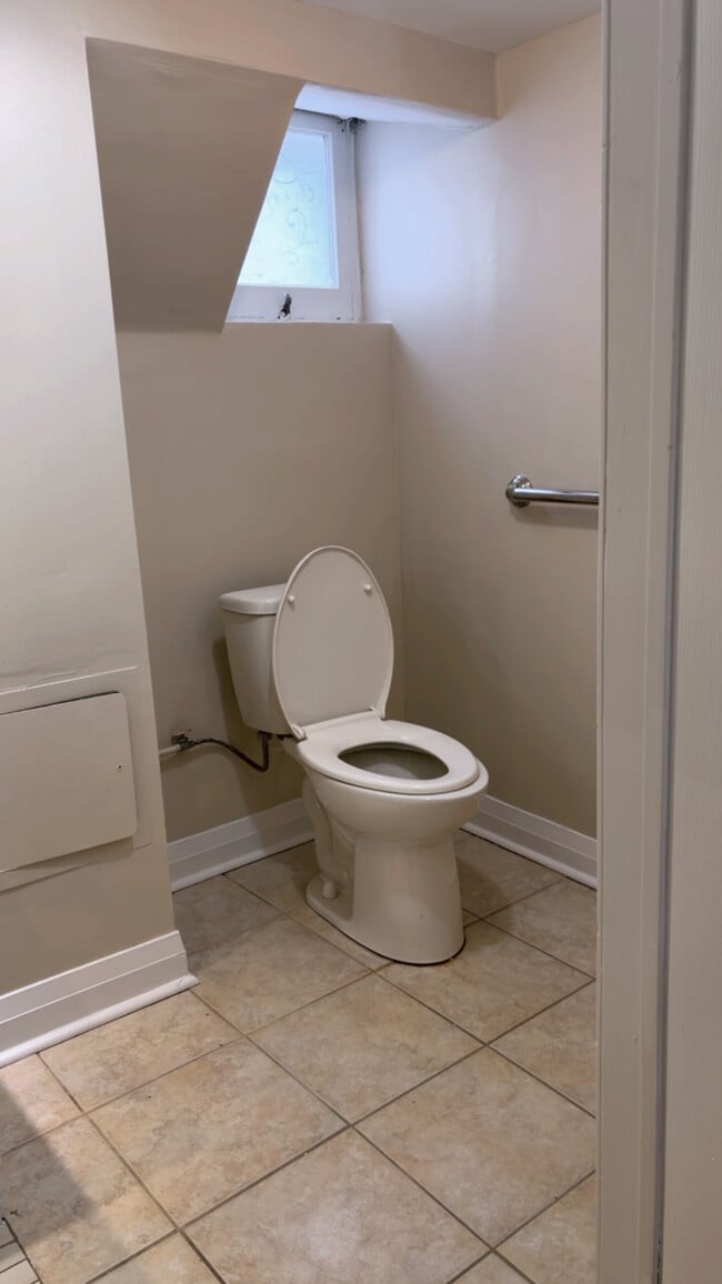 Photo - 221 Maplegrove Av