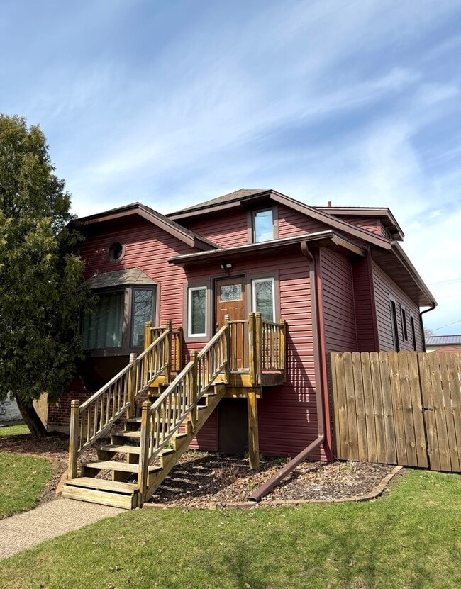 Building Photo - 3 Bed, 2 Bath Home with Garage