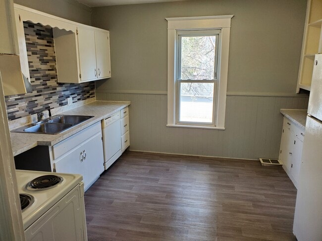 1915 Johnson St NE Unit 2