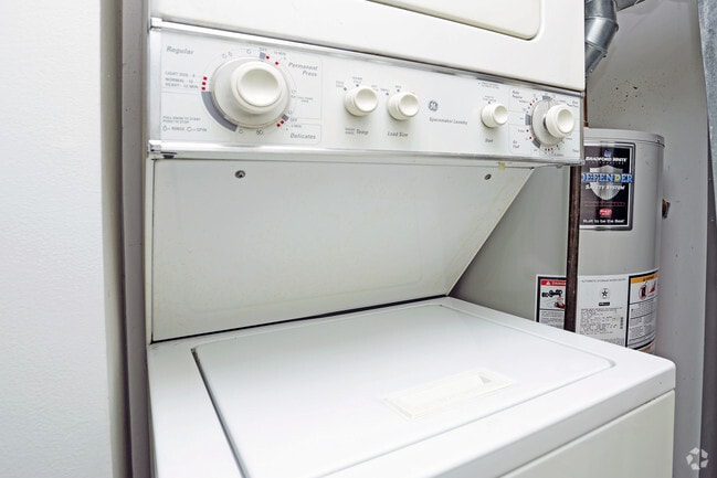 2BR, 1BA - 925 SF - Laundry