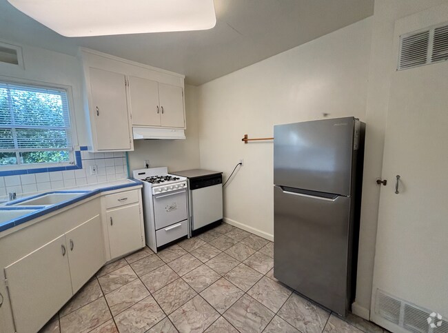 Building Photo - 1154 Hearst Ave Unit C Rental