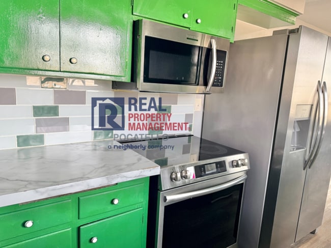 Photo - 5 bed 2 bath house - 1 car garage - pet friendly