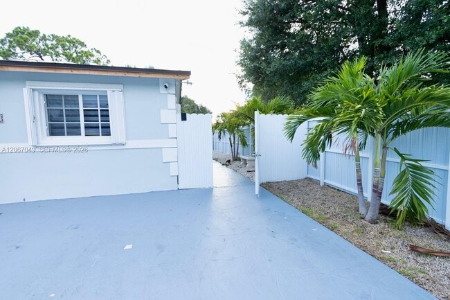 Building Photo - 20760 NW 37th Ct Unit 2
