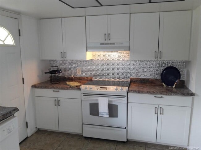 Photo - 350 NE Granduer Ave