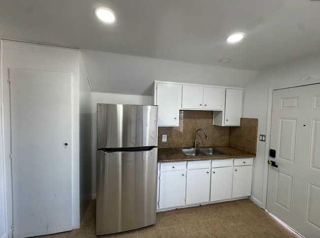 Photo - 1031 W 91st St House