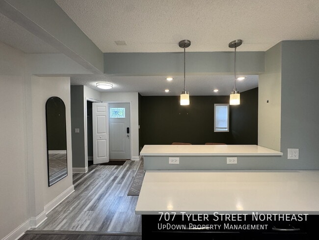 Photo - 707 Tyler St NE