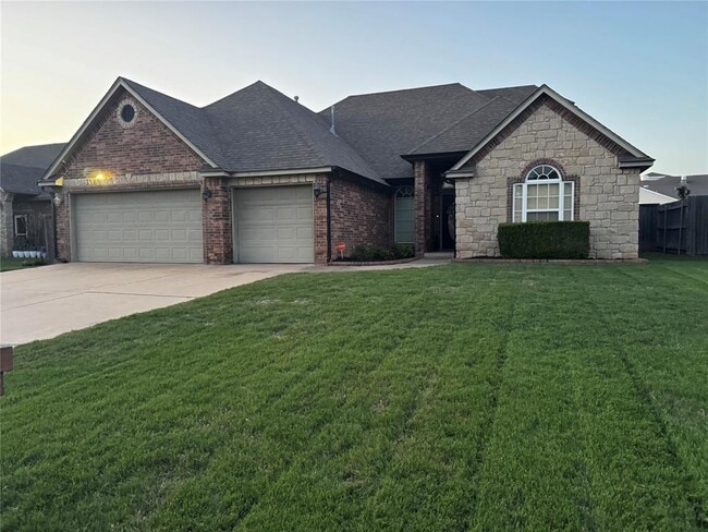 Building Photo - 9217 Forest Cove Cir