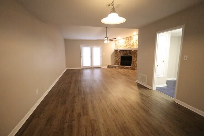 Photo - "Charming 2-Bed Townhouse with Cozy Fireplace in Prime Fort Walton Beach Location!" Unit 26