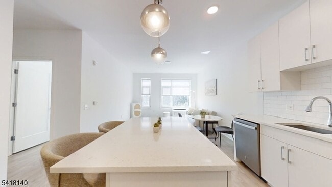 Photo - 1181 Morris Ave Unidad 208