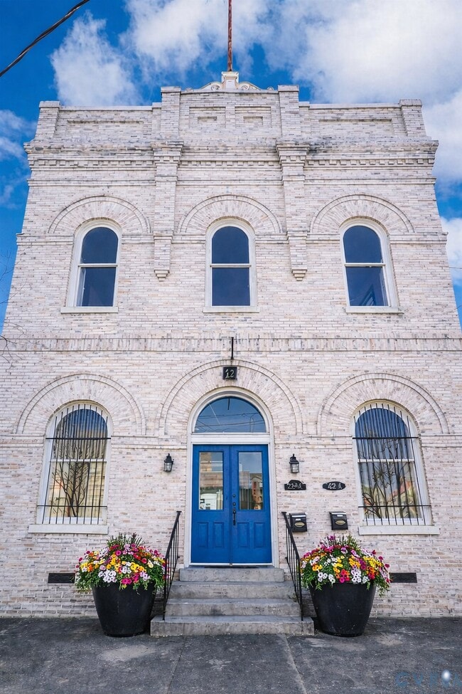 Photo - 124 W Bank St