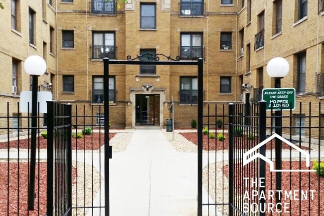 Photo - 722 W Roscoe St