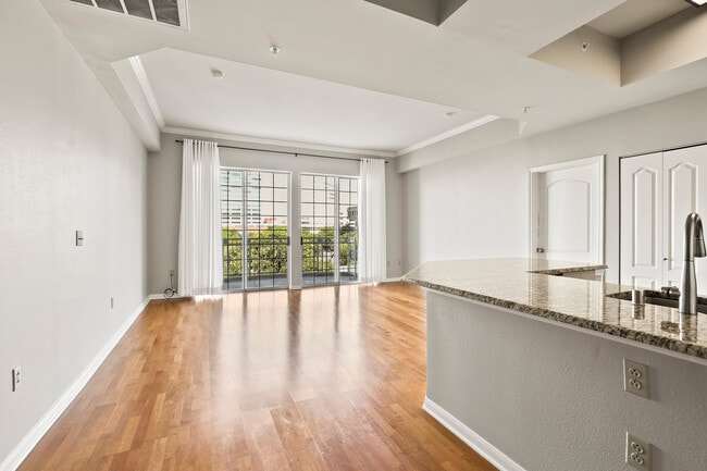 Photo - 3225 Turtle Creek Blvd Unidad 626