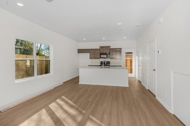 Photo - 601 W 24th St