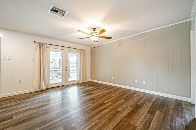 Photo - 2605 Leslie St