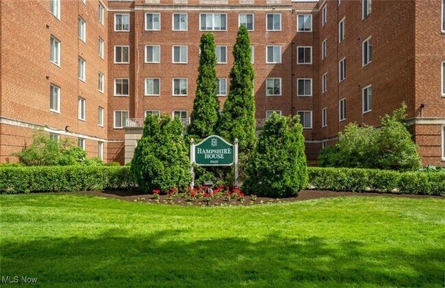 Photo - 19425 Van Aken Blvd Unidad 412 Rental