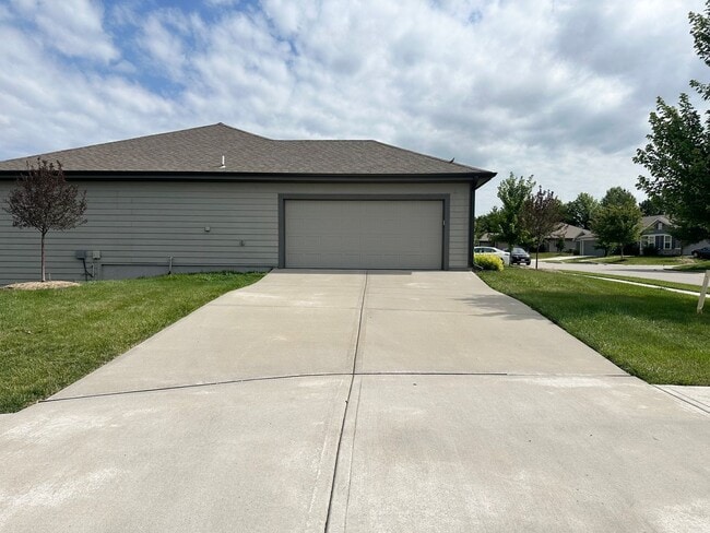 Photo - Spacious 4 Bed Attached Villa in Blue Springs w/ New Flooring Throughout