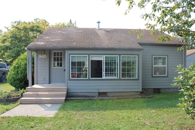 Building Photo - 3 Bedroom, 1.5 Bathroom House! Available now!