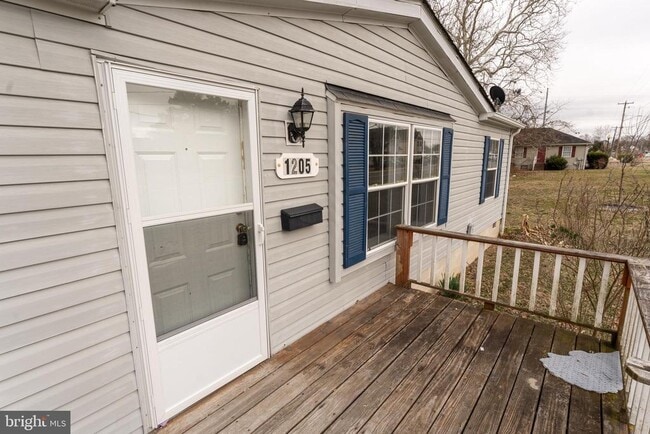 Photo - 1205 W 6th St