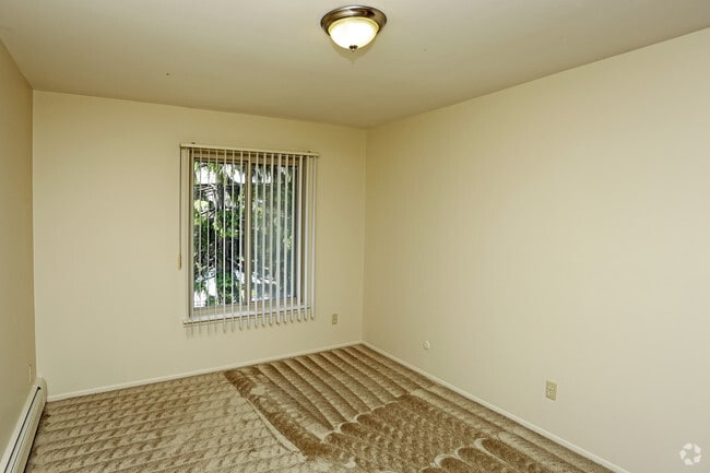 1BR, 1BA - 700 SF
