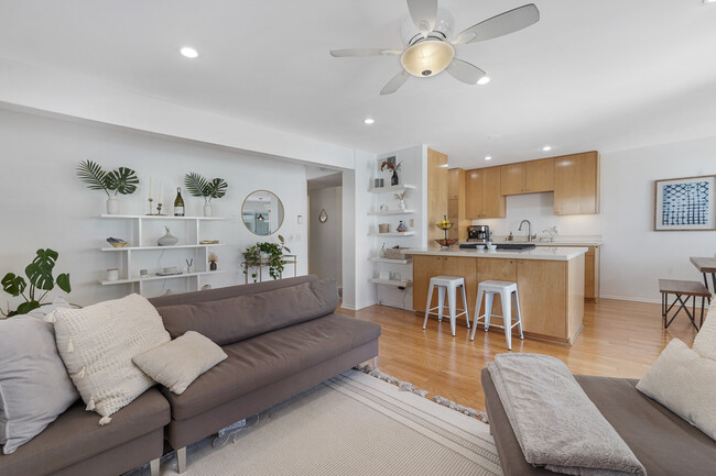 Living Room - 1720 Ardmore Ave Unit 111