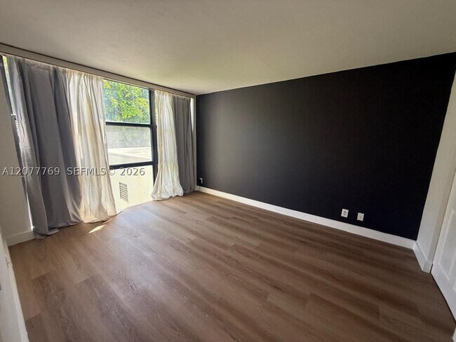 Building Photo - 17011 N Bay Rd Unit 215