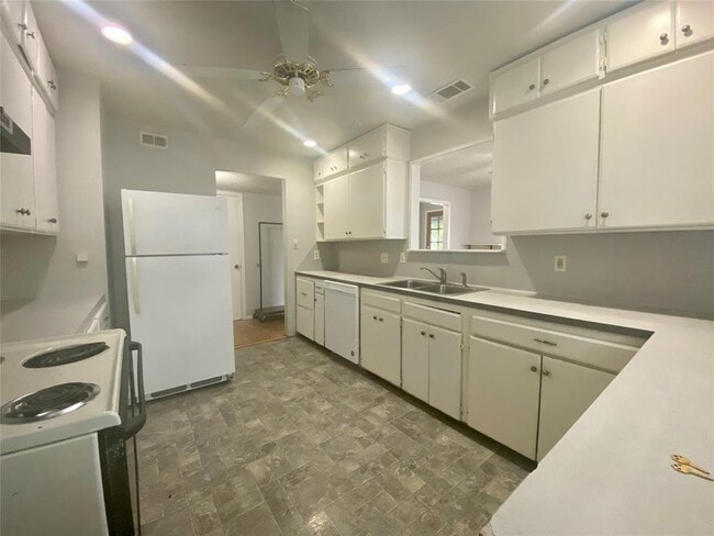 Photo - 1609 W 11th St