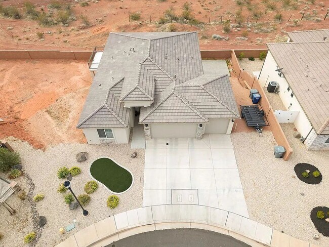 Photo - 3 Bedroom Furnished Home! Short term lease!! Available from May 1st - October 31st!