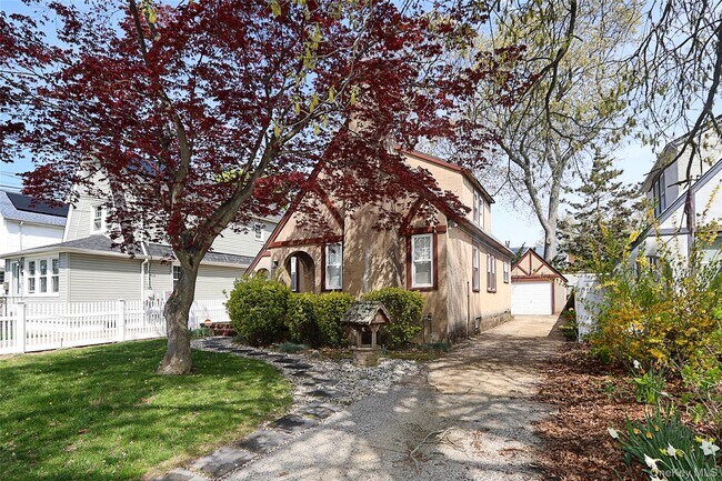 Photo - 987 Kings Pkwy