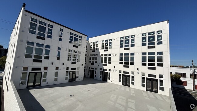 Tenant deck area - The Malt House Apartment Homes