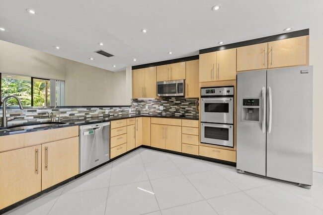 Building Photo - 790 Saint Albans Dr Rental
