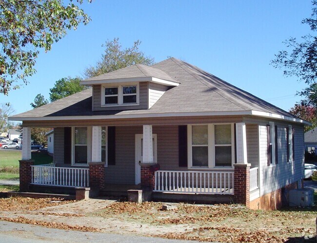 Building Photo - Historic Bungalow Recently Renovated Block... Rental