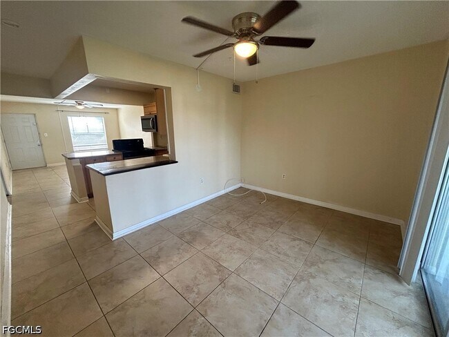 Building Photo - 2828 Jackson St Unit J3