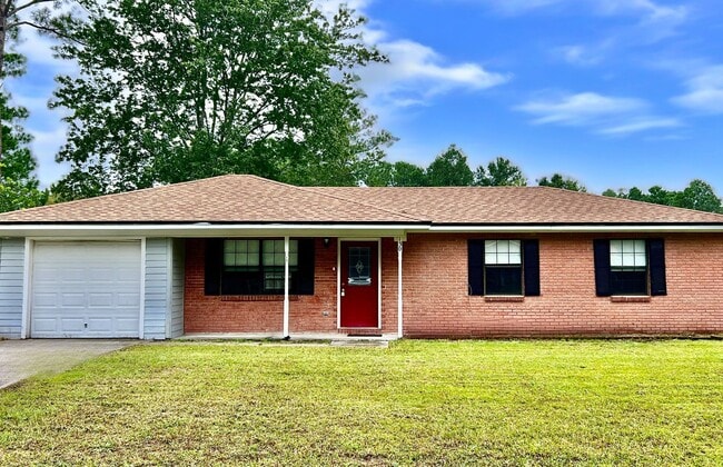 Building Photo - 3/2 LARGE fenced in yard!