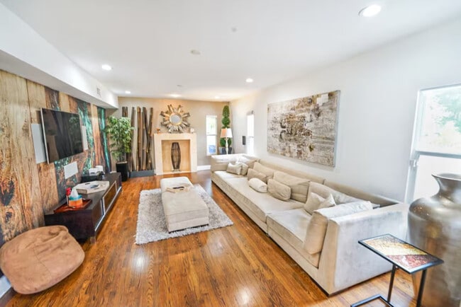 Photo - 200 NE 16th Ave Unidad ID1369656P