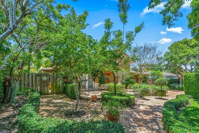 Photo - 870 NW 7th St