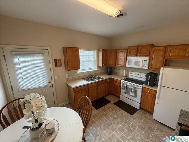 Photo - 3494 Linden St