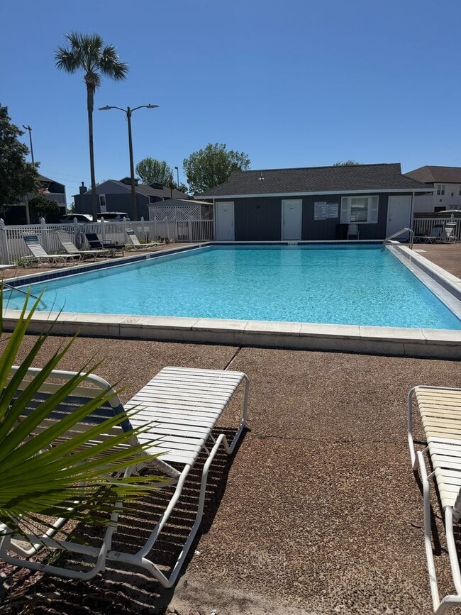 Building Photo - Coastal Living in the Heart of Destin