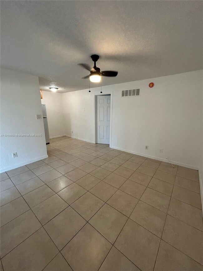 Photo - 1126 SW 15th Terrace Apartamento Unidad 1-8