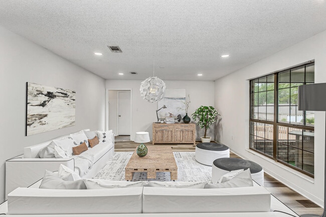 Photo - 1960 Woodbridge Dr