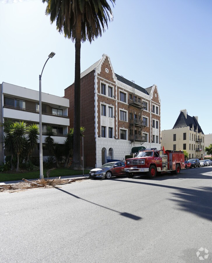 Photo - Serrano Club Apartments