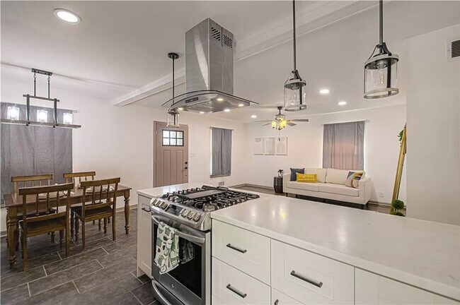 Photo - Gorgeous 3/1 in Independence!