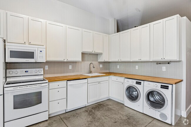 2BR, 2BA - 1,095SF - Kitchen